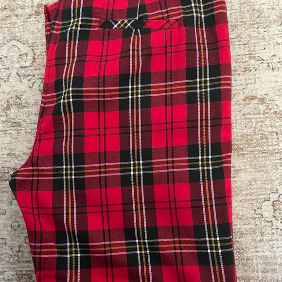 Trina Turk plaid pants
Hard find! Discontinued item
Size 14
Gently used - Picture 3 of 5